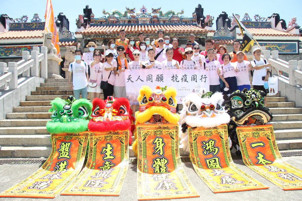 李博士及太太刘倩婷(前左二)、布志纶(前左四)、杨小娟(前左五)、蔡荣星(前左七)、谢雪心(前右五)及何丽全(前右四)还完神后在庙前大合照。