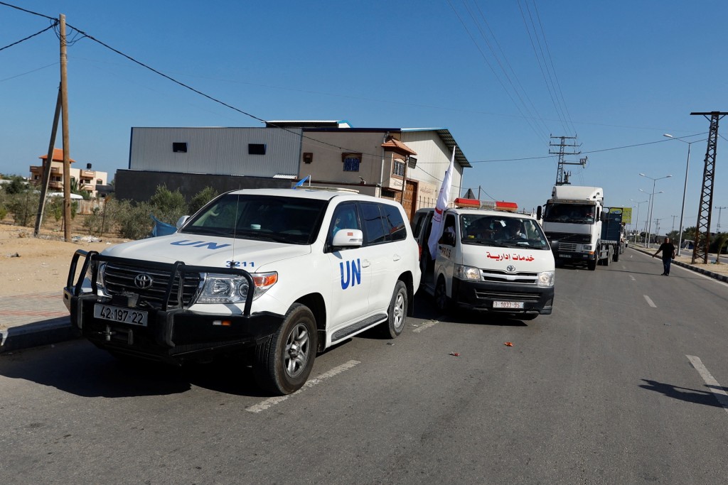 聯合國車輛在加沙為前往埃及裝載救援物資的貨車開路。  路透社