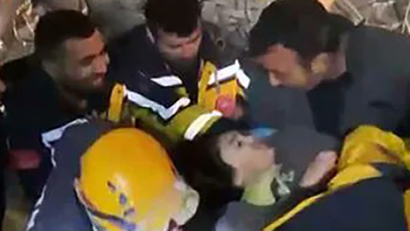 10歲女童薩格蘭姆（Hilal Sağlam）在地震後90小時獲救。TWITTER圖