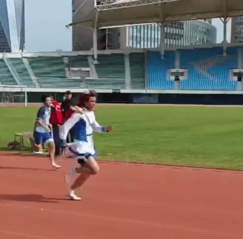 男生校運會Cos遊戲角色跑步奪冠。