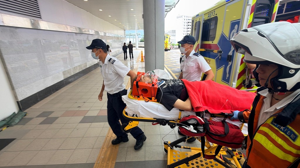 受傷男工人清醒，由救護車送院救治。梁國峰攝