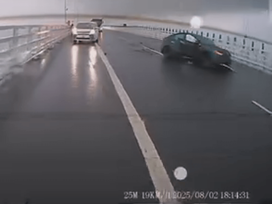 途經車輛慢駛躲避。 途經車輛慢駛躲避。