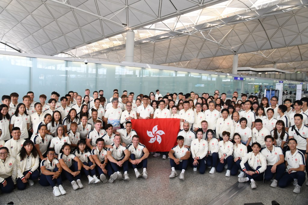 中国香港代表团出发前往杭州。（何健勇摄）