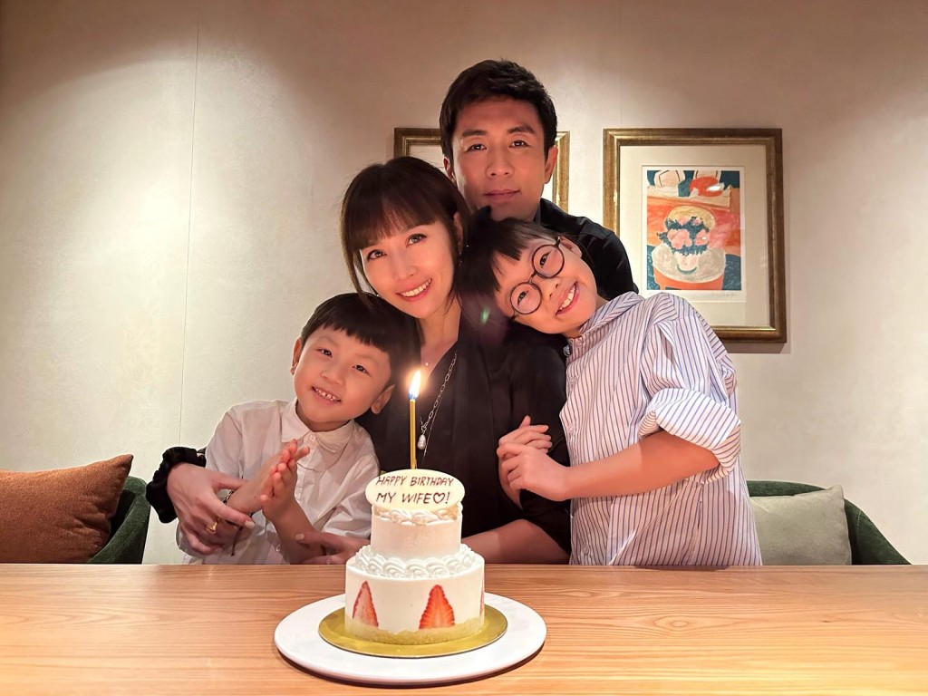 譚俊彥準備蛋糕為太太慶祝生日。