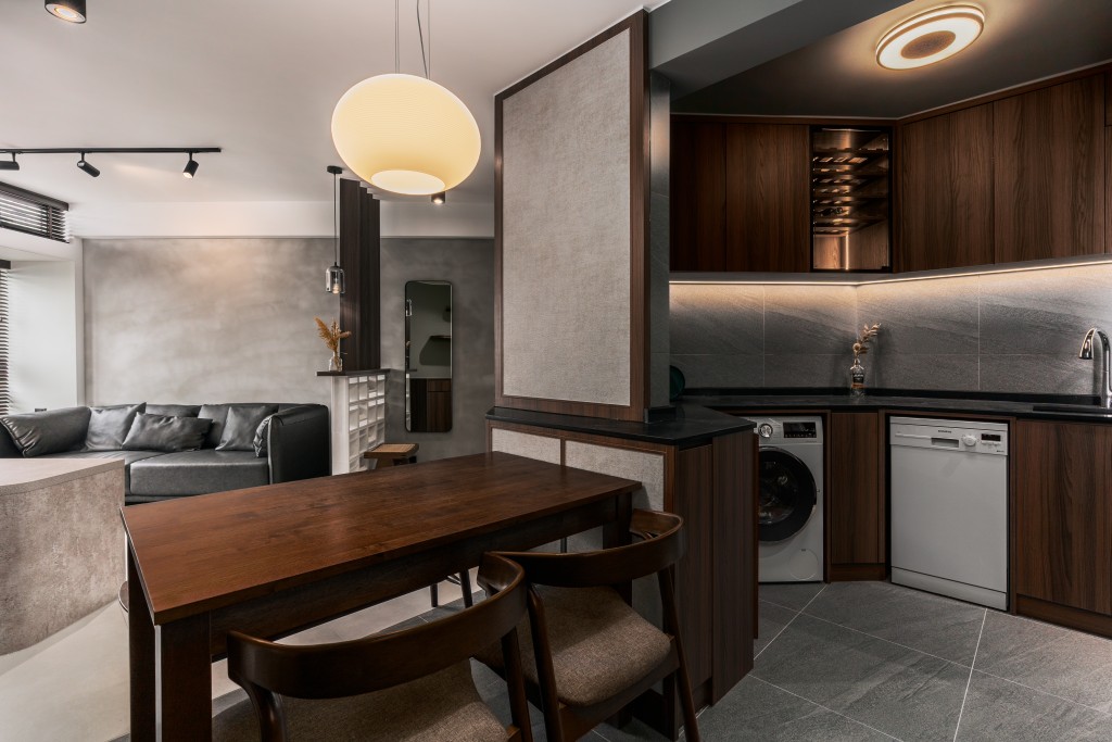 設計師將廚房改成開放式，把廚房從不規則形狀連接飯廳部分，令視覺感擴大