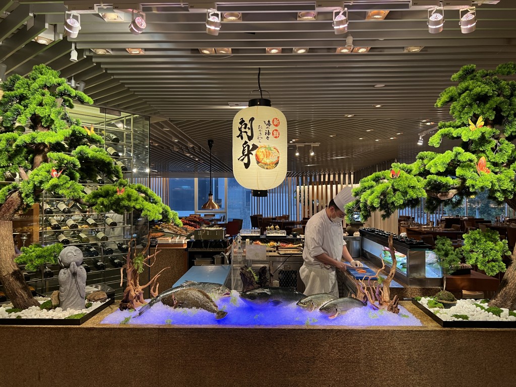 港岛香格里拉 cafe TOO 自助餐提供多款优质日本寿司刺身，如左口鱼及深海池鱼、即制刺身手卷等。