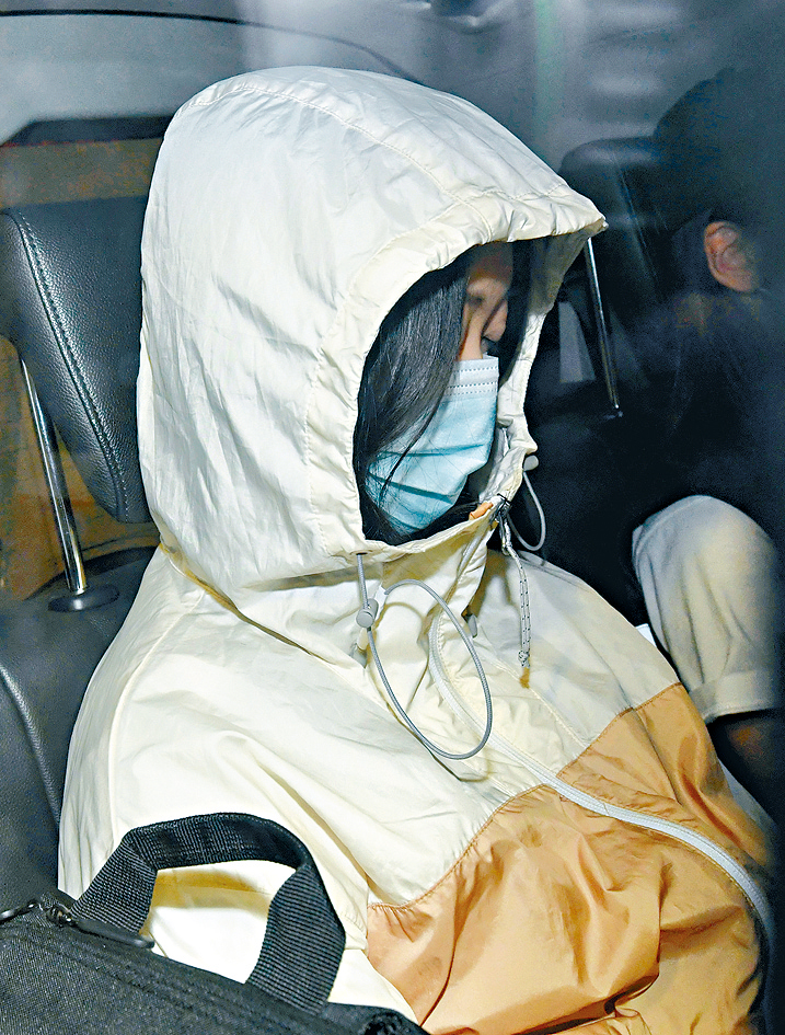 被海關拘捕的31歲女子由關員帶走。