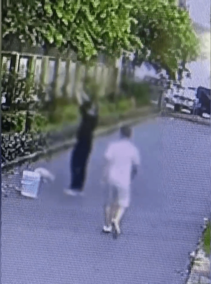 冷血男以食物利誘「獵物」,有人時就假裝餵貓。 冷血男以食物利誘「獵物」,有人時就假裝餵貓。