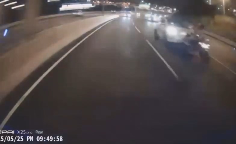 白色Tesla私家車撞向前方的電單車。網上片段截圖 白色Tesla私家車撞向前方的電單車。網上片段截圖