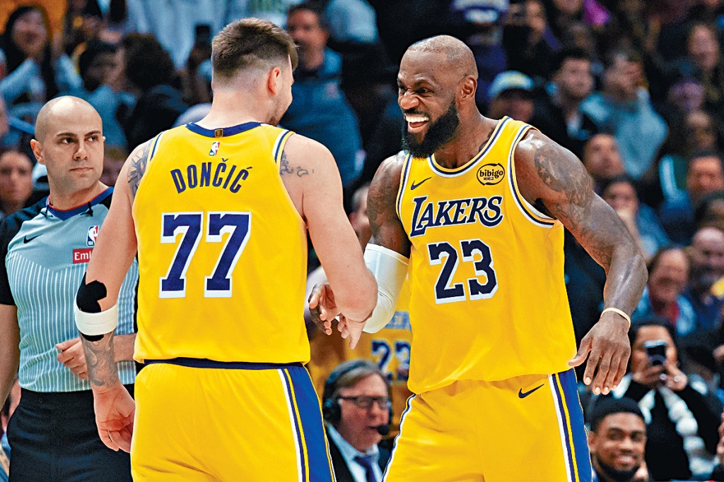 勒邦占士(右)與當積(左)攜手助湖人反勝。