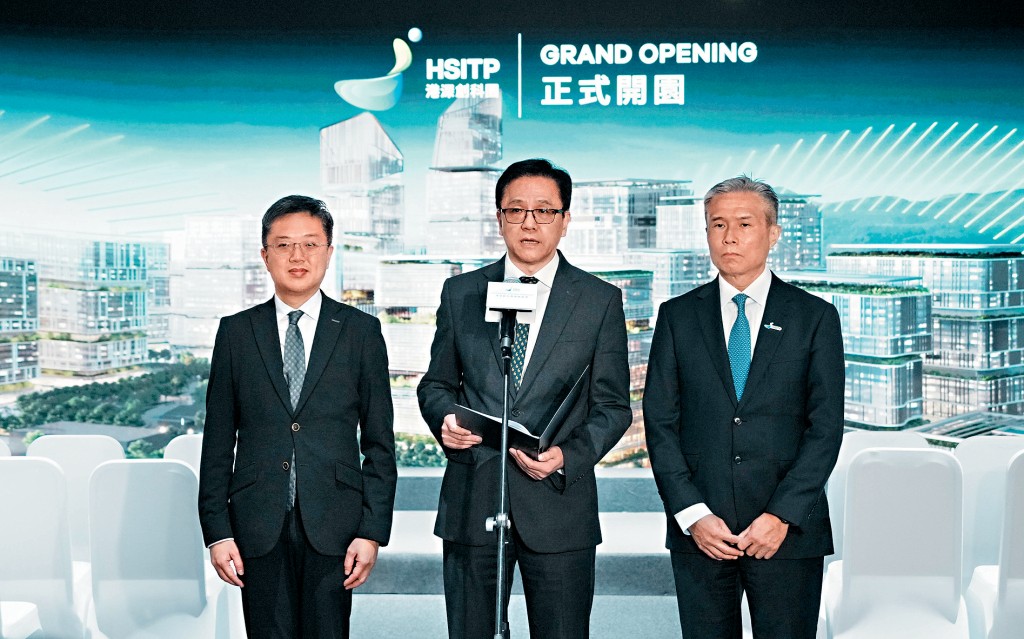 創科局局長孫東（中）、創科局常任秘書長蔡傑銘（左）與港深創新及科技園有限公司行政總裁馬惟善一同見記者。