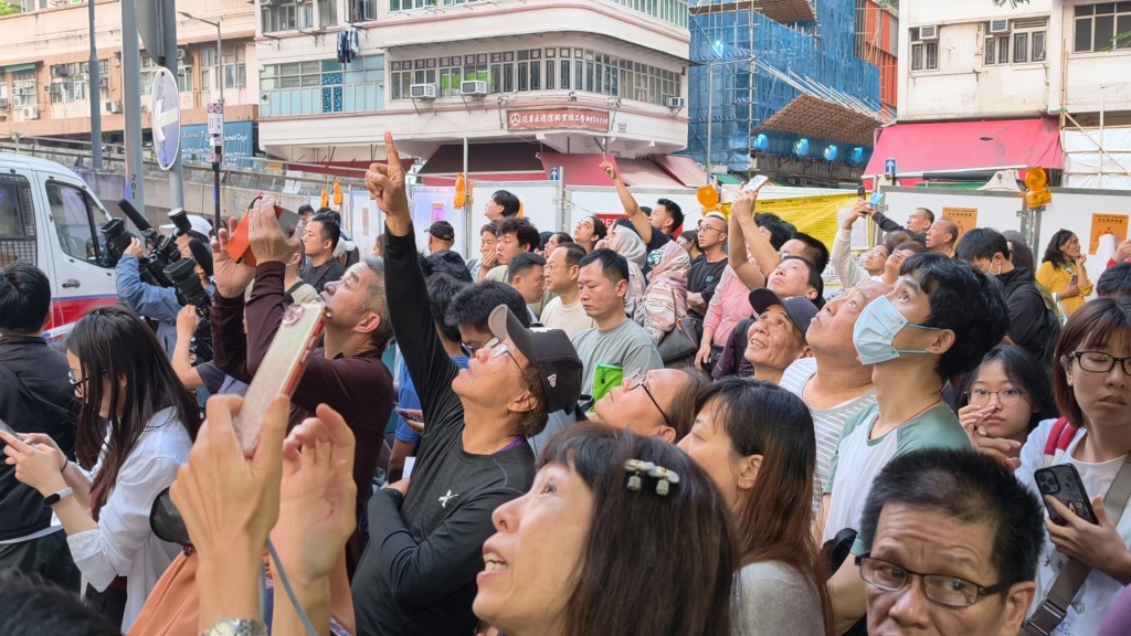 不少人駐足圍觀。黃文威攝 不少人駐足圍觀。黃文威攝