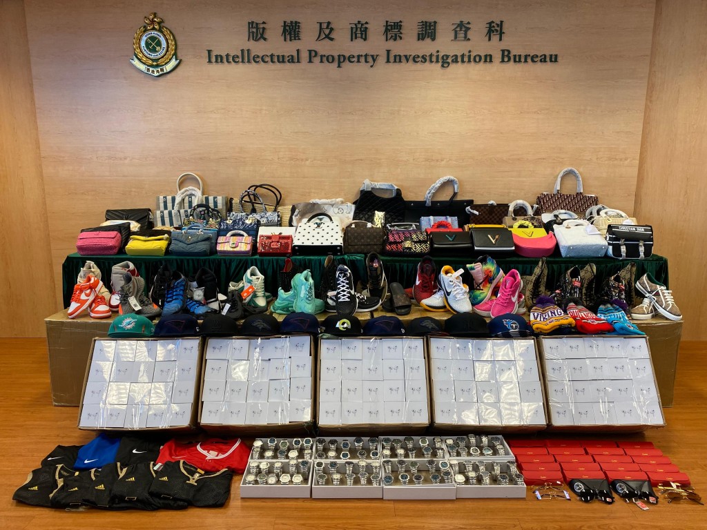海關檢獲近3千件冒牌貨物，包括鞋履、手袋和衣服等。（海關提供）