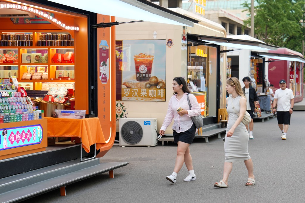 多项便利外籍游客来华的政策，吸引大量外国游客来中国。新华社