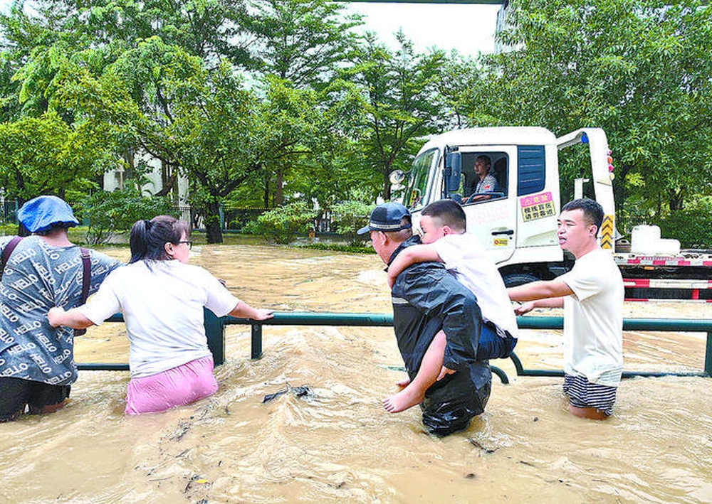 受颱風「潭美」殘渦和冷空氣影響，三亞多地日前遭遇暴雨侵襲。