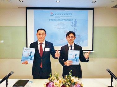 建中建設發展主席兼董事長荀名紅(左)。