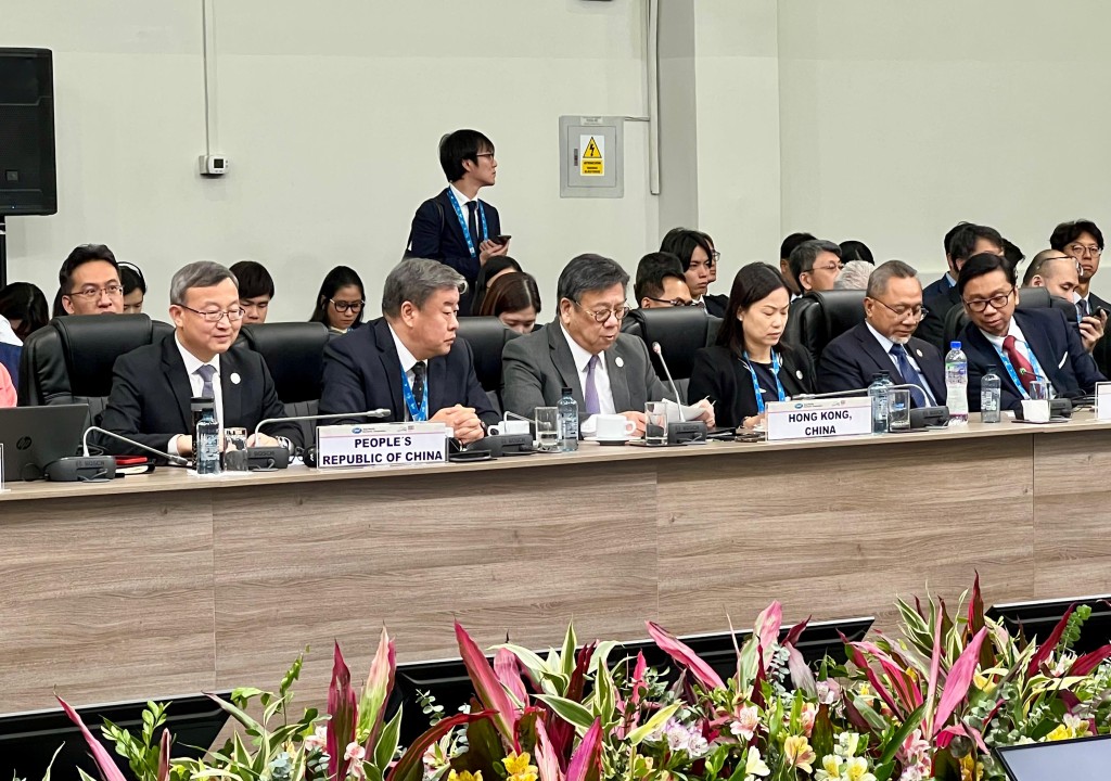 商务及经济发展局局长丘应桦（前排左三）5月18日（阿雷基帕时间）在秘鲁阿雷基帕出席亚太区经济合作组织贸易部长会议，在题为「开放贸易：亚太自由贸易区」的讨论环节上发言。旁为工业贸易署署长黄少珠（前排右三）。政府新闻处
