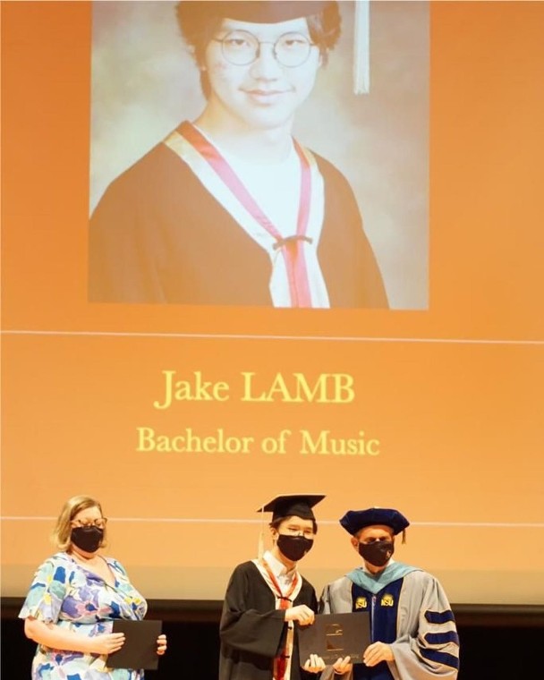 林熙其實係中學畢業，相片背景所寫的學科是他將升讀大學的學科。