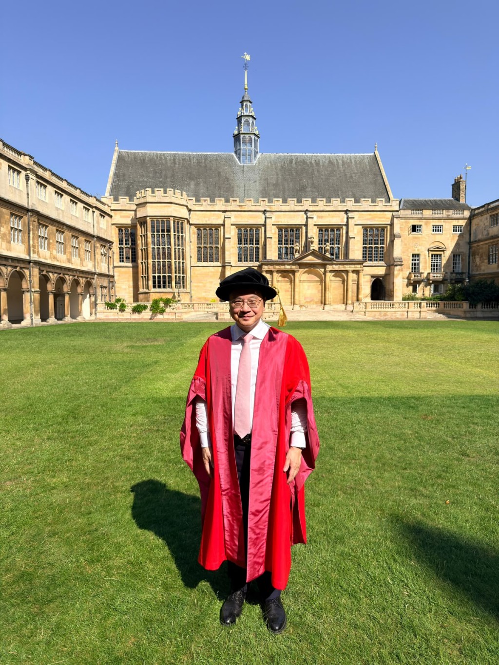 中大校長盧煜明在英國劍橋大學畢業典禮獲頒授榮譽醫學科學博士學位。