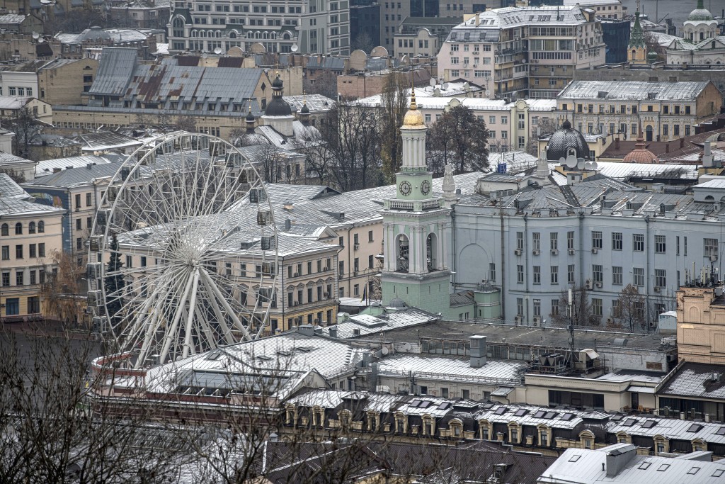 基辅降下冬天的第一场雪，当局表示正在努力恢复全国供电。AP