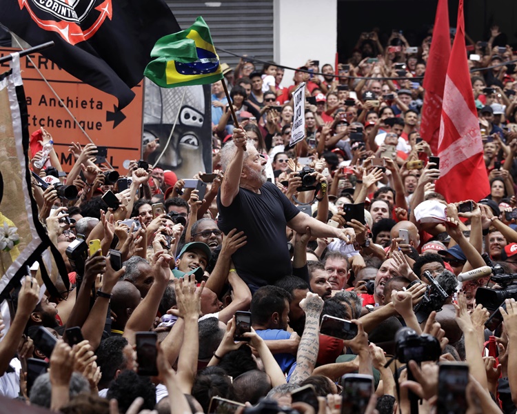 卢拉向数以万计的支持者发表重要讲话。AP 