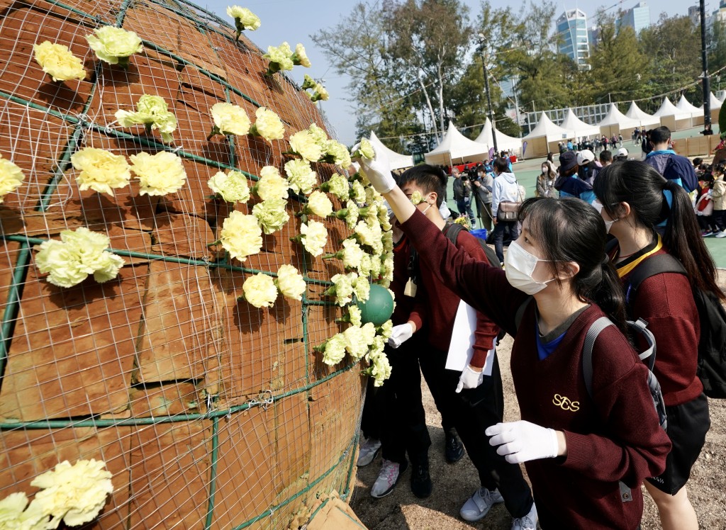 学生镶嵌花坛。政府新闻处图片