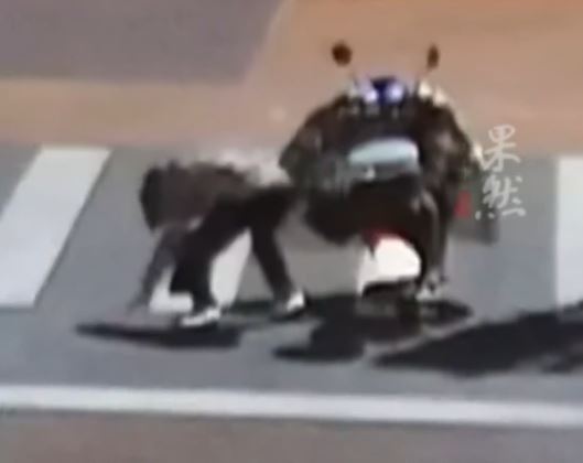 馮某醉酒後堅持自駕電雞回家，結果途中6次自炒，最後身亡。果然新聞