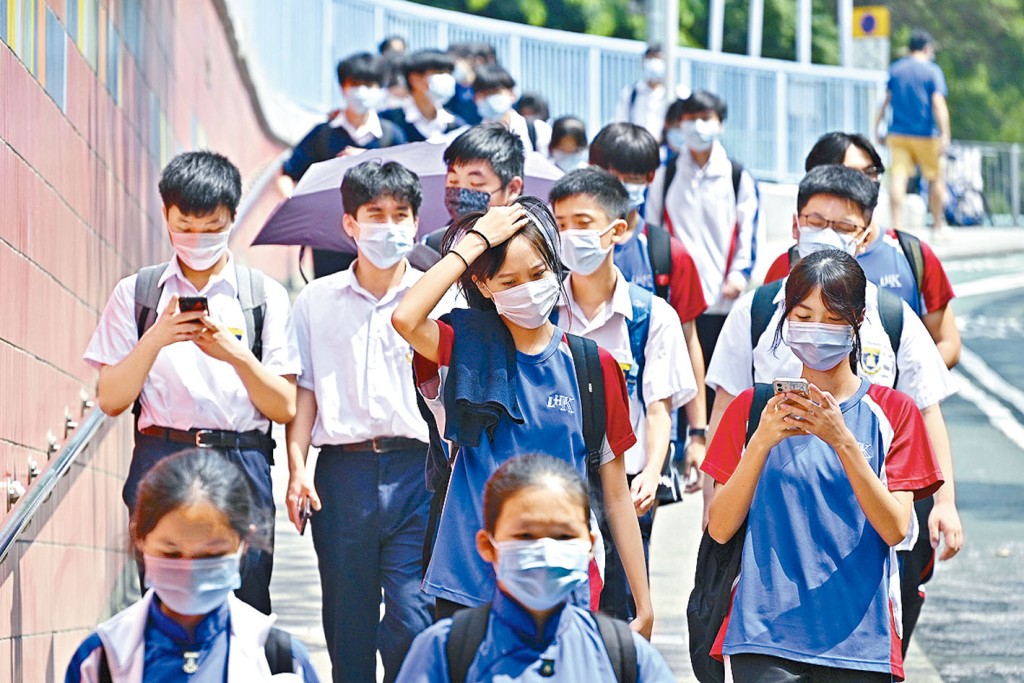 下學年正值教學語言「微調」新周期,全港全開英文班學額合計僅九千八百個,平均逾五人爭一位,競爭高於去年。