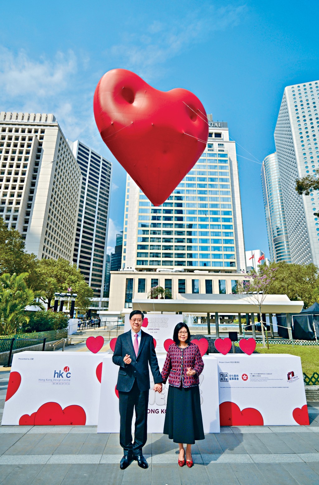 李家超與夫人李林麗嬋，見證「巨心升空」，還擺出「心心」手勢，溫馨甜蜜。