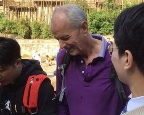 新任英國駐重慶總領事館總領事史雲森(Stephen Ellison)救起女生。網上圖片