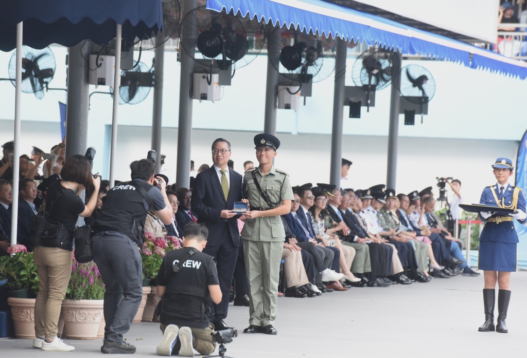 林定国向入职训练中的优秀表现学员颁授奖项。