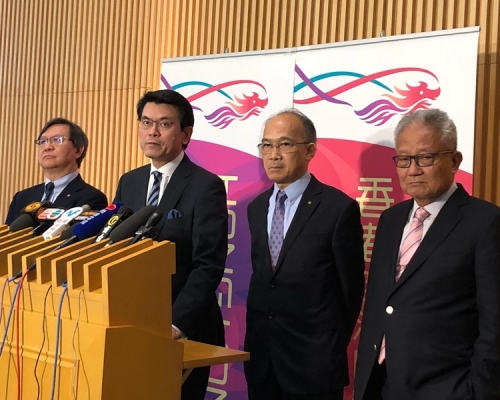 邱騰華（左二）: 中小企融資擔保計劃最高貸款金額，由1200萬元升至1500萬元。
