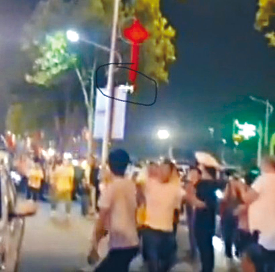 ■郑州万达广场无人机表演时，出现故障「炸机」。