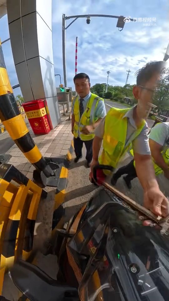 收費站職員手持電鋸截停企圖硬闖高速的電單車。