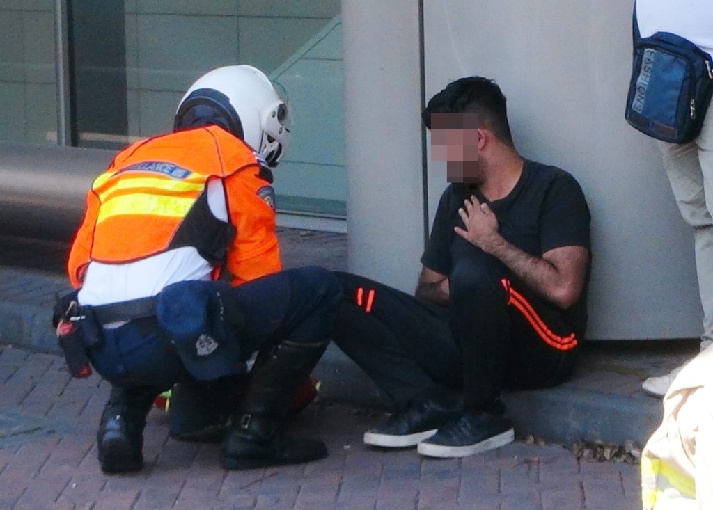 貨車司機清醒送院。