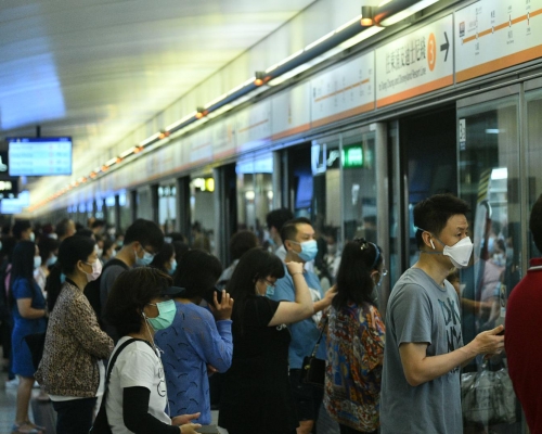 月台一度逼滿大批候車乘客。