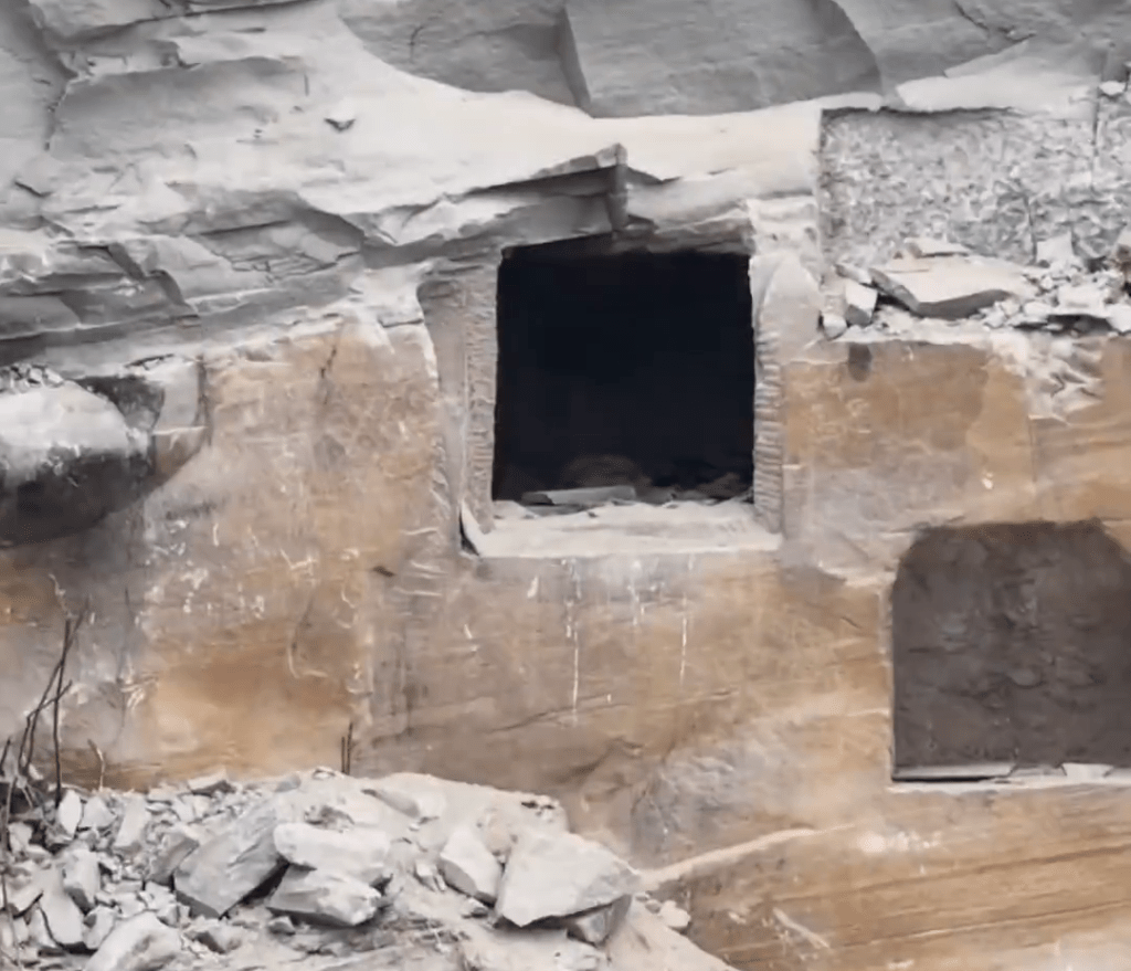 網片顯示發現乾屍的崖洞。 網片顯示發現乾屍的崖洞。