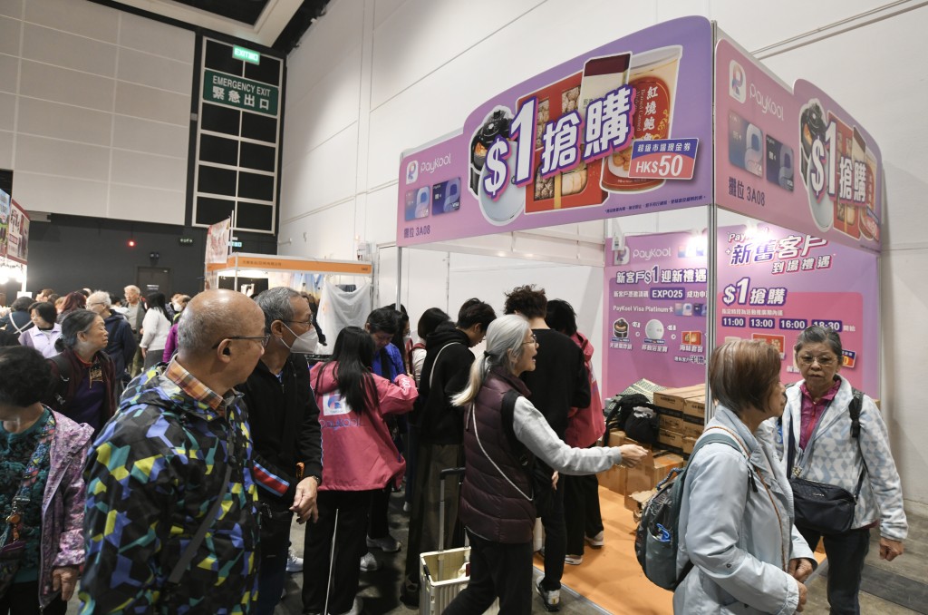 有商戶推出「1蚊搶購」等吸引顧客。