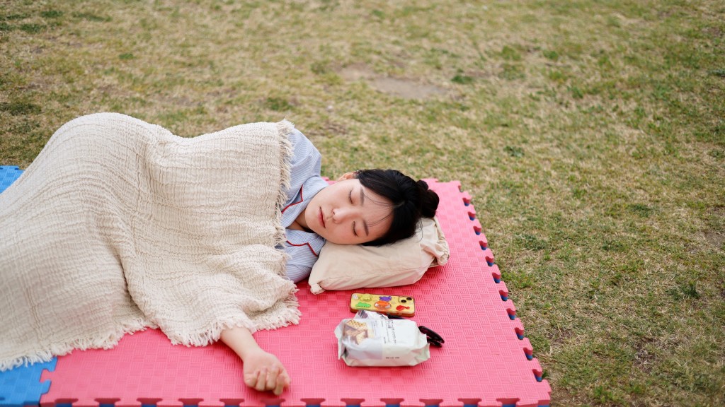 汉江睡眠大赛有人“轻装上阵”，盖张毯子便睡。 路透社