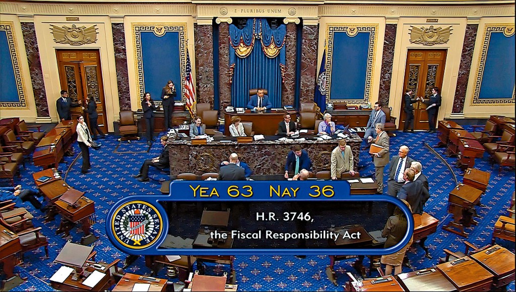 美國參議院周四晚以63對36票,順利通過債務上限法案。