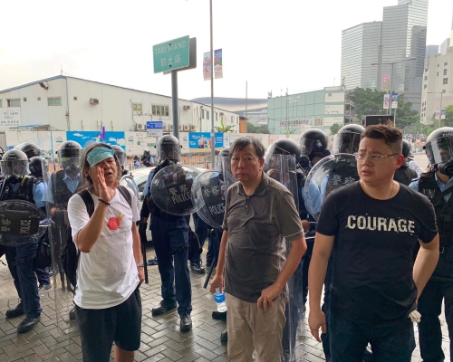 李卓人向警员交涉