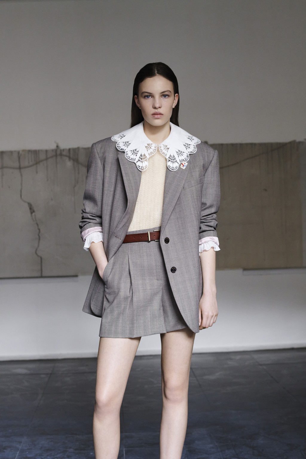 西装外套/$4,690拼短裤/$2,090，衬以喱士衣领毛衣/$2,945，展现典雅却又青春的套装造型。（Sandro）