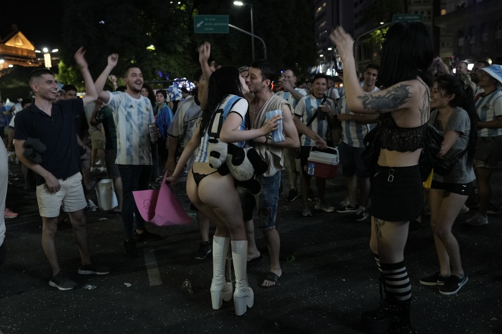 阿根廷球迷在國內親吻慶祝。 AP