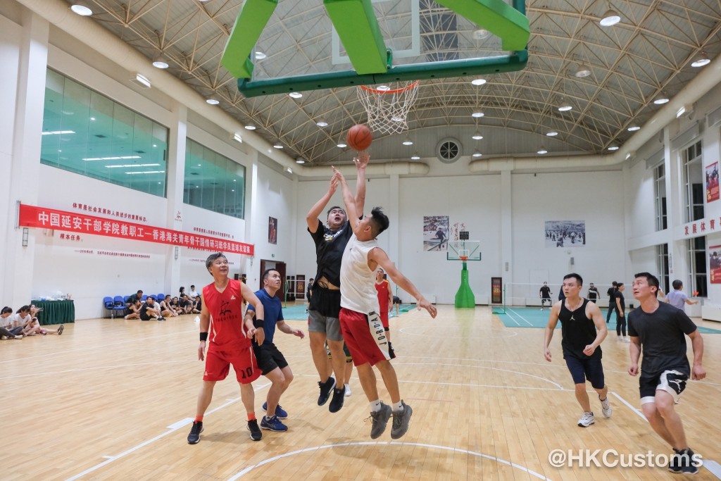 學員與延安幹部學院人員進行籃球賽，建立友誼。海關fb