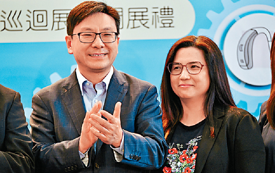 ■孫玉菡透露，與太太（右）結婚時仲好後生，所以仍一心想繼續為事業打拼，直言差唔多39歲先做爸爸。