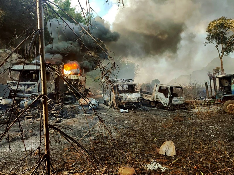 屠杀事件后只见燃剩骨架的废铁车辆。AP