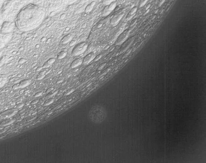 月球和地球的最新合影，由红外线相机拍摄。