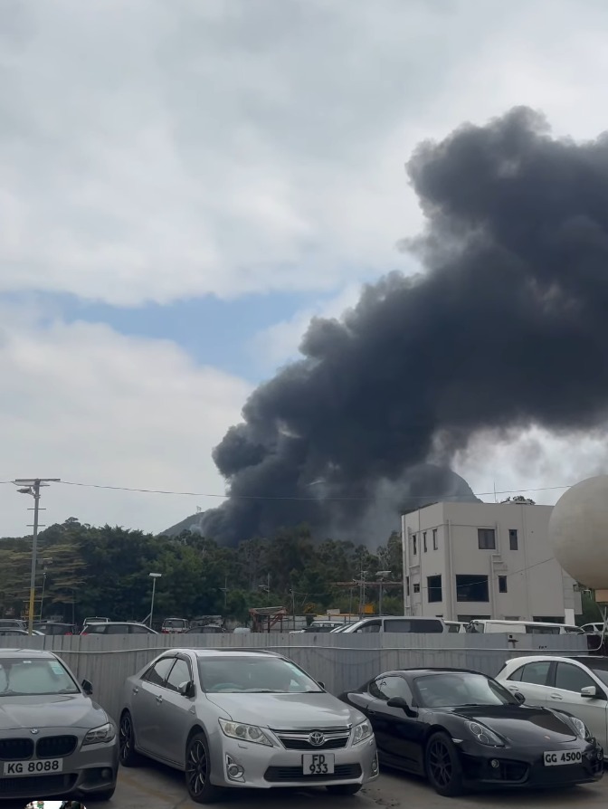 黑煙席捲半空。網上圖片 黑煙席捲半空。網上圖片