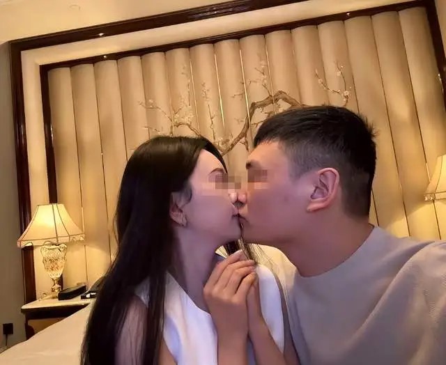 疑是馮德兵的妻子爆料,指馮私生活混亂,與女留學生簽有200份包養合約。微信@娛我有約 疑是馮德兵的妻子爆料,指馮私生活混亂,與女留學生簽有200份包養合約。微信@娛我有約