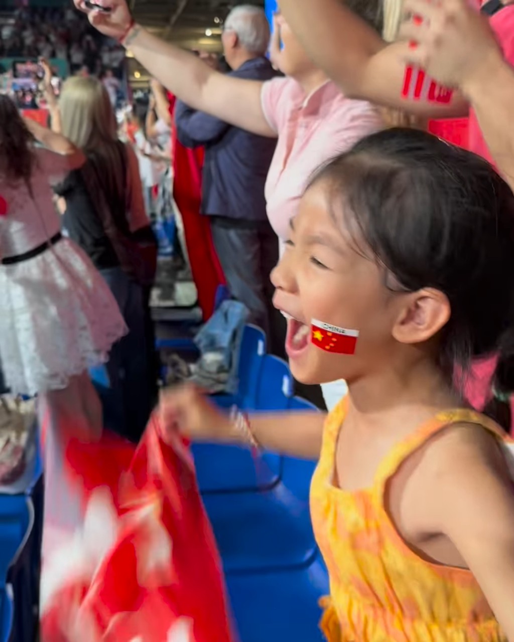 5歲餅印囡囡為中國乒乓球隊打氣，不單在臉上畫上中國國旗，她看到樊振東、馬龍及王楚欽出場時，更激動得狂叫！